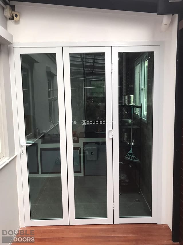 ประตูบานเฟี้ยมสีอบขาว _44f453